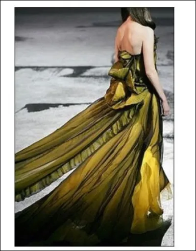 En 1958, il lance la ligne "Baby Doll" ainsi que les manteaux ballon. En 1969, il créé la première ligne de prêt-à-porter masculin baptisée "Givenchy Gentleman". 
Que lui remet Jack Lang, ministre de la Culture, lors d'une manifestation à l'Opéra de Paris en 1985 ?