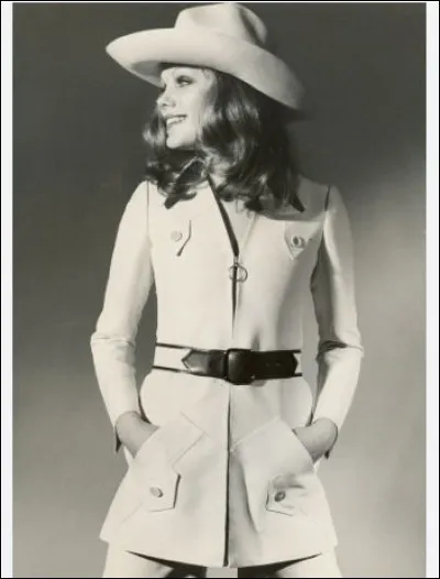 Il est né à Paris, Ted Lapidus. C'est dans les années 1950 que sa maison de couture voit le jour. Avant-gardiste de la mode unisexe, il a été le créateur dans les années 1960 d'un style qui reste aujourd'hui indémodable. 
Quel est ce style ?