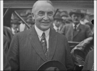Le président américain décède en cours de mandat le 2 août 1923 ; il s'agit de ...