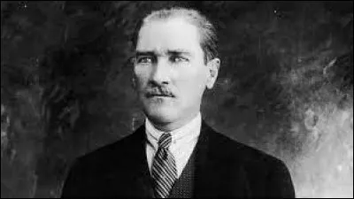 Dans quel pays la République est-elle proclamée le 29 octobre 1923 ?