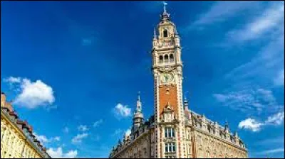 Lieu d'exception : Quels personnages peut-on voir sculptés sur le beffroi de Lille ?