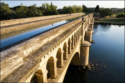 Quelles villes sont reliées par le canal du Midi ?