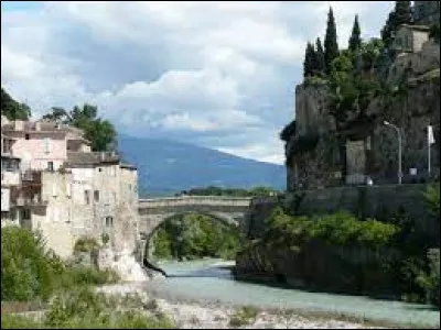 Ville du parc naturel régional du Mont Ventoux, ravagée le 22 septembre 1992 par de fortes inondations dues à la rivière Ouvèze, Vaison-la-Romaine se situe dans le département ...