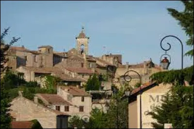 Ville de la vallée du Rhône, connue pour ses vins, Châteauneuf-du-Pape se situe dans le département ...