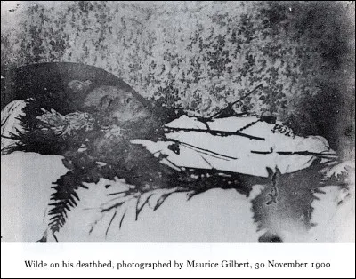 À Paris, il réside à l'hôtel :