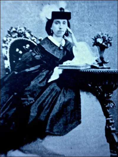 Sa mère, Jane Wilde, poétesse et traductrice militante de la cause nationale irlandaise, avait quelques pseudonymes pour publier ses livres. Quel est l'un d'eux parmi cette liste ?