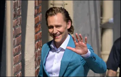 Quelle(s) langue(s) parle-t-il couramment en plus de l'anglais ?