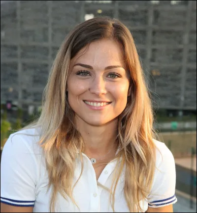 Qui est cette ancienne footballeuse professionnelle, joueuse au PSG, devenue consultante pour Canal+ ?