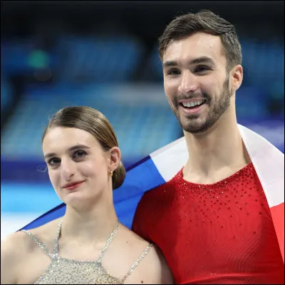 En 2022, dans quelle ville les patineurs artistiques Gabriella Papadakis et Guillaume Cizeron ont-ils obtenu leur premier titre olympique ?