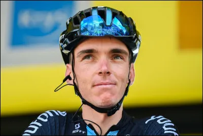 Sur le Tour de France 2017, à l'altiport de quelle station pyrénéenne Romain Bardet remporte-t-il une étape inédite ?