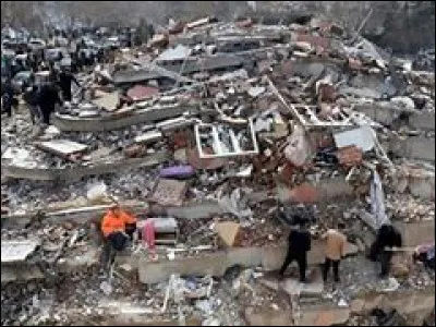 Une rupture brutale des roches en profondeur sous laction de forces entraine un séisme mais comment appelle-t-on ces forces ?