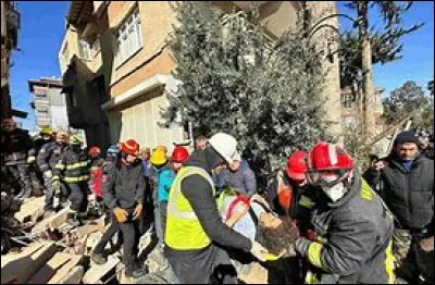 Au bout de combien de temps considère-t-on que c'est très peu probable de retrouver des victimes encore vivantes ?