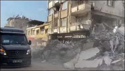 Les séismes produisent des ondes qui sont mesurées par des : 
(appareil de mesure)