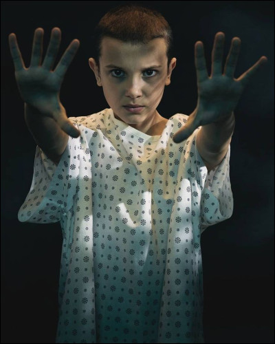 Et enfin, Eleven fait quelque chose qui choque les potes de Mike. Qu'est-ce que c'est ?