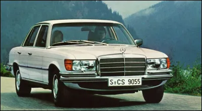 Quel équipement en option cette berline, grand tourisme allemande, fut-elle la première à proposer ?