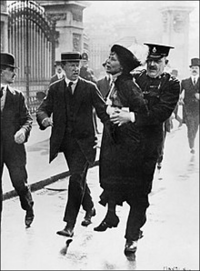 Militante de la Women's Social and Political Union, une organisation crée en 1903 pour revendiquer le droit de vote des femmes au Royaume-Uni, c'est la...