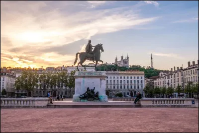 Ville : Comment s'appelle cette c&eacute;l&egrave;bre place de Lyon ?