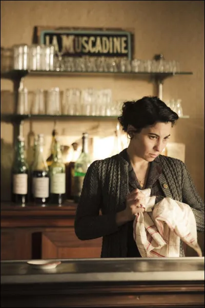 Quel est ce film, sorti en 2010, réalisé par Manuel Poirier d'après la biographie de Pierre Perret, qui décrit le café des parents du petit Pierrot ?