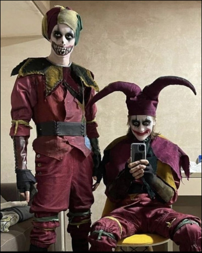 Lorsqu'il voit Mercredi pour la première fois à Nevermore, quest-il en train de peindre ?