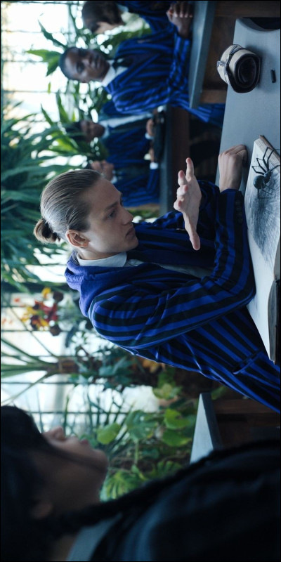 Lorsque Mercredi sort de linfirmerie, Xavier la sauve dune...