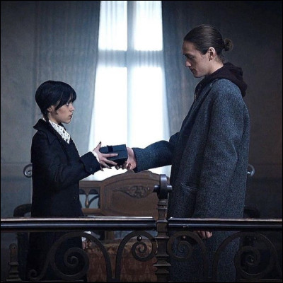 Quest-ce que Xavier offre à Mercredi ?