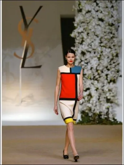 Dans ses collections, YSL affirme son style avec des hommages à des peintres comme Picasso, Matisse, Braque, etc.
Sa petite robe Mondrian fait sensation en 1965. Quelle en est sa particularité ?