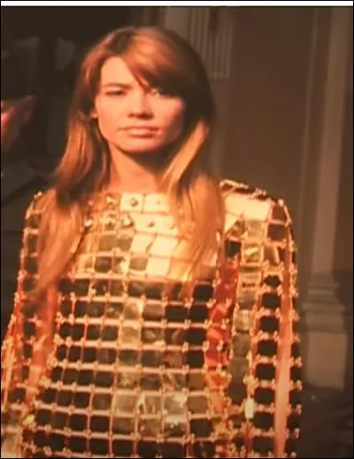 Il a révolutionné la mode dans les années 1960. Ses créations à la fois originales et sculpturales ont été portées par des icônes du show-biz. Qui est celle arborant en 1967 une minirobe confectionnée à partir de plaques d'or incrustée de diamants ?