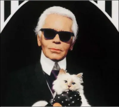 Karl Lagerfeld dessine en 1992, pour le conte d'Andersen "Les habits neufs de l'empereur". En 2006, le metteur en scène Francis Weber le convie à jouer son propre rôle. 
Quel est le titre de ce film ?