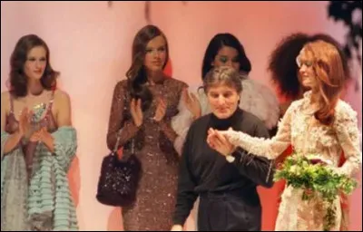 Il se construit auprès de Balenciaga et, en 1965, il ouvre sa maison de couture à Paris. Ses défilés ressemblent à des superproductions. Quelles sont ces personnalités arborant le style Ungaro avec élégance dans les années 1980 ?