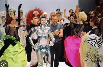 Son style unique et indépendant séduit ; il conquiert Paris mais aussi Londres, Barcelone, etc.
Thierry Mugler n'a que 26 ans, mais il est à contre-courant des tendances et en 1973, il signe sa première collection personnelle qu'il a baptisée...