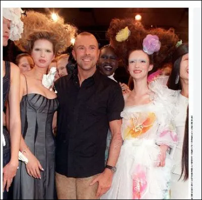 Qualifié par la presse de "créateur de choc", Thierry Mugler réalise ses collections en pensant chaque modèle comme des uvres d'art. Il collabore à la création de parfums également. Quelle est la singularité du flacon ayant contribué au succès du parfum Angel ?