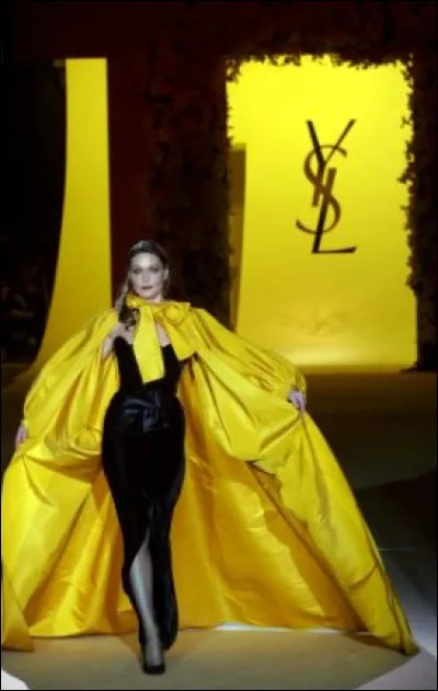 Yves Saint Laurent a 20 ans, il débute comme modéliste dans une grande maison parisienne dont il deviendra le directeur au décès de celui qui fut son mentor et qui sut déceler le petit génie en devenir. 
Qui était ce grand couturier ?