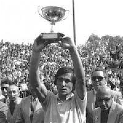 En tennis, le tournois de Rolland Garros est remporté chez les hommes par ...