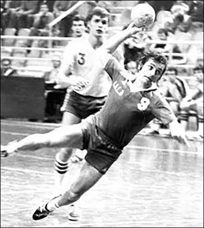 Quel club remporte, pour la première et seule fois, la finale du championnat de France de handball en battant le PUC 16 à 15 ?