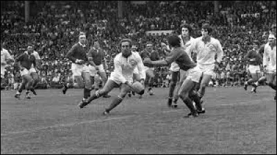 Quel club remporte la finale du championnat de France de rugby à XV, pour la seconde fois après sa victoire en 1920, en battant l'US Dax ?