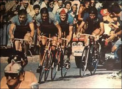 Aux championnats du monde de cyclisme sur route, le vainqueur est dans ce groupe de quatre hommes échappé à la fin de la course : il s'agit de ...