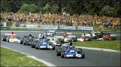 En formule 1, quel pilote remporte en 1973, avec sa Tyrrell-Ford, son troisième titre de champion du monde ?