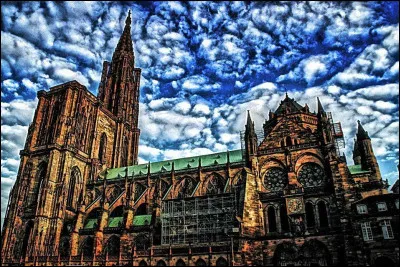 Lieu d'exception : À quelle hauteur se situe la pointe de la flèche de la cathédrale Notre-Dame de Strasbourg ?