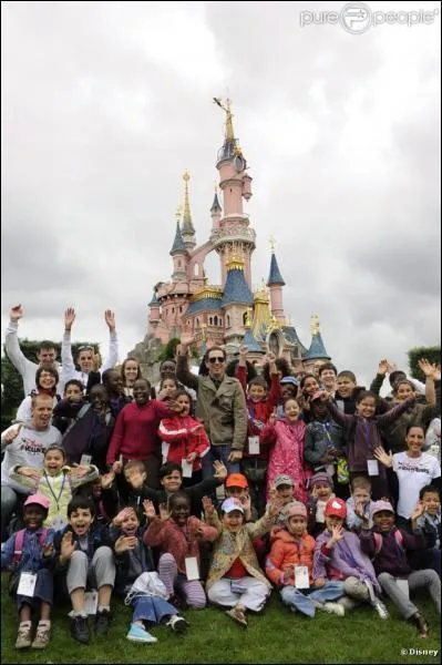 Gad Elmaled a offert une journe  Disneyland Paris aux enfants du secours populaire. C'tait en...