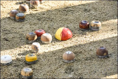 À Guerlesquin, dans le Morbihan, Mardi gras se fête dune façon originale grâce à ce jeu dont le but est de rapprocher au plus près sa boulou du mestre, demi-boule de bois, peinte aux couleurs de la commune, qui fait office de cochonnet.
Quel est le nom de ce jeu ?