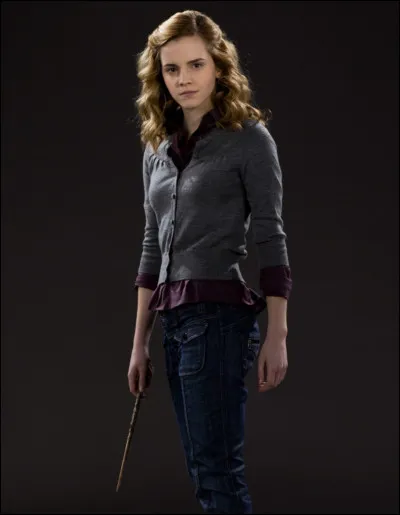 Dans ''Harry Potter et les Reliques de la mort P 1'' par qui Hermione se fait-elle torturer ?