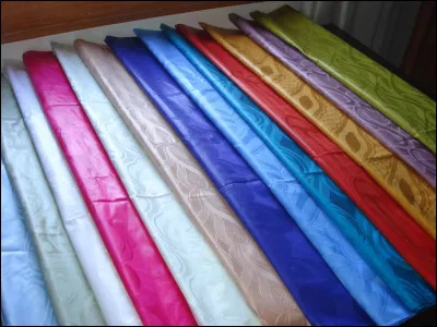 Il est brillant, damass&eacute; et de tr&egrave;s bonne tenue : de quoi vous confectionner un v&ecirc;tement des plus &eacute;l&eacute;gants.