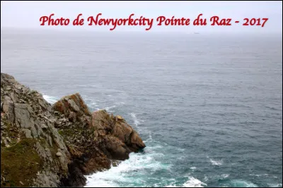 Quel est ce lieu, une mer bordière qui baigne les côtes du Finistère, elle est fendue par la pointe du Raz ?