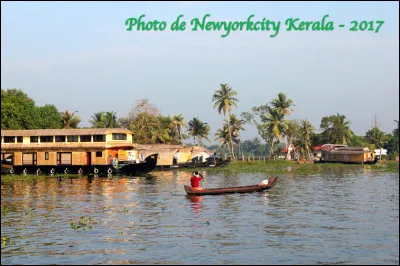 Quel est ce lieu, une série de lagunes et de lacs d'eaux saumâtres typiques de l'État du Kerala en Inde du Sud ?
