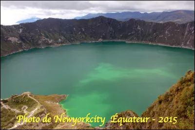 Quel est ce lieu, un impressionnant lac de cratère d'eau turquoise, situé en Équateur à 3 800 m d'altitude ?