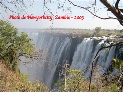 Quel est ce lieu, les chutes du fleuve Zambèze, frontière entre le Zimbabwe et la Zambie, une découverte de l'explorateur David Livingstone en 1855 qui les nomma du nom de la reine du Royaume-Uni