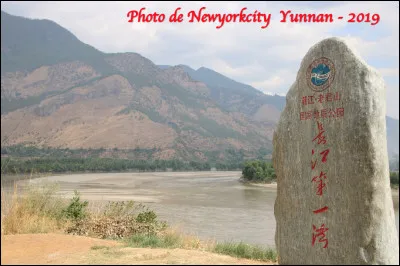 Quel est ce lieu au Yunnan, le premier virage du plus important fleuve de Chine d'une longueur de 6 380 km, c'est le plus long fleuve du monde qui coule dans un même pays ?