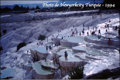 Quel est ce lieu en Turquie, un site naturel composé de sources d'eaux chaudes qui proviennent des entrailles de la montagne et qui forment une tufière calcaire ?