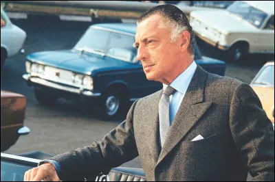 Après un premier rapprochement avec Ford qui s'est transformé en une rivalité sportive exacerbée, Ferrari finit par intégrer les rangs du groupe Fiat de Gianni Agnelli. Comment s'est déroulé le rachat ?