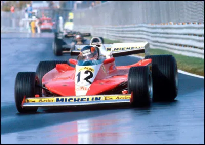 Parmi les F1 Ferrari emblématiques, l'on peut citer la fameuse lignée des Ferrari 312 T, dont la silhouette caractéristique fut visible sur les circuits de 1975 à 1980. Quels sont les pilotes ayant remporté un championnat du monde avec une de ces monoplaces ?